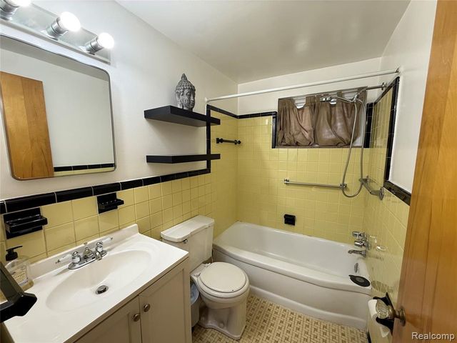 11012 Middlebelt Road, Livonia, MI 48150