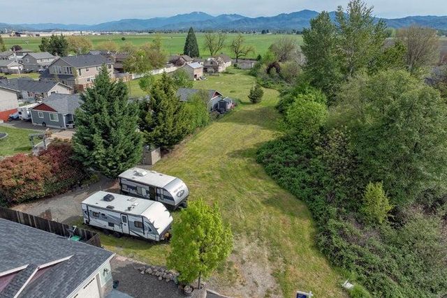 895 Holley Way, Central Point, OR 97502