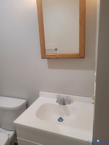 906 Equestrian Trail Rd, New Canton, VA 23123