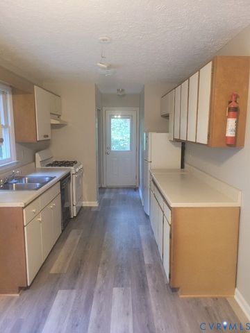 906 Equestrian Trail Rd, New Canton, VA 23123