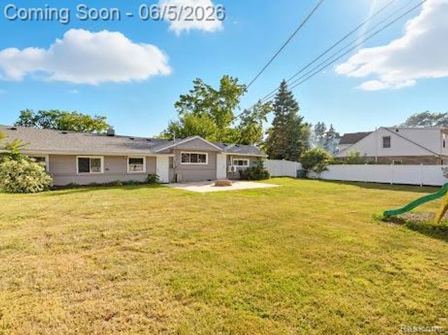 2075 Gulliver Drive, Troy, MI 48085