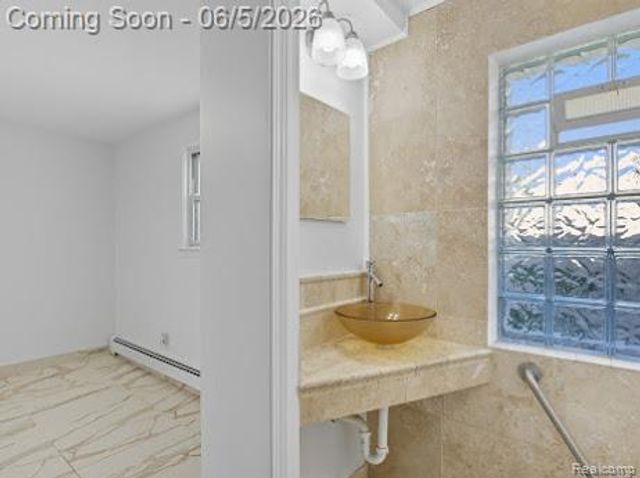 2075 Gulliver Drive, Troy, MI 48085