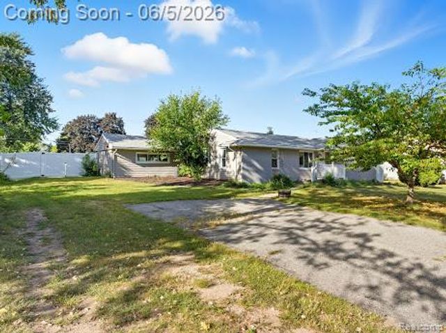 2075 Gulliver Drive, Troy, MI 48085