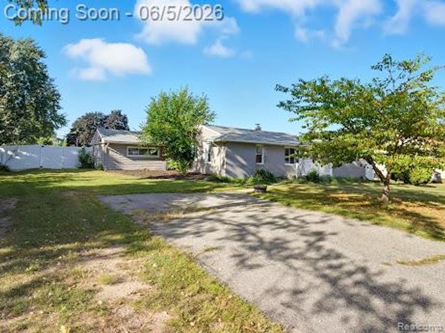 2075 Gulliver Drive, Troy, MI 48085