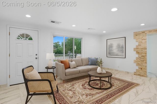 2075 Gulliver Drive, Troy, MI 48085