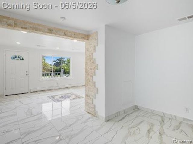2075 Gulliver Drive, Troy, MI 48085