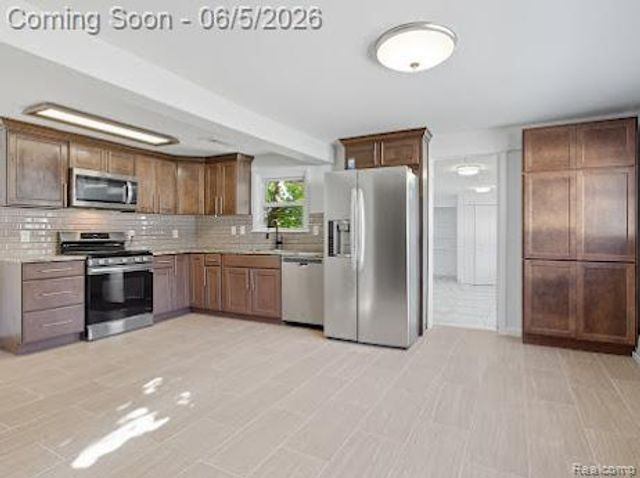 2075 Gulliver Drive, Troy, MI 48085
