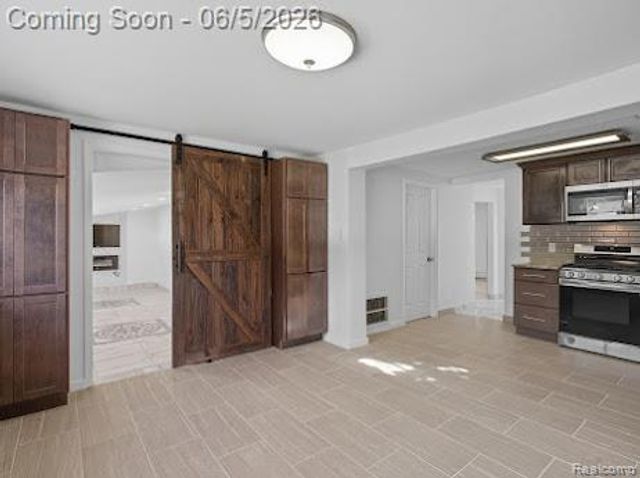 2075 Gulliver Drive, Troy, MI 48085