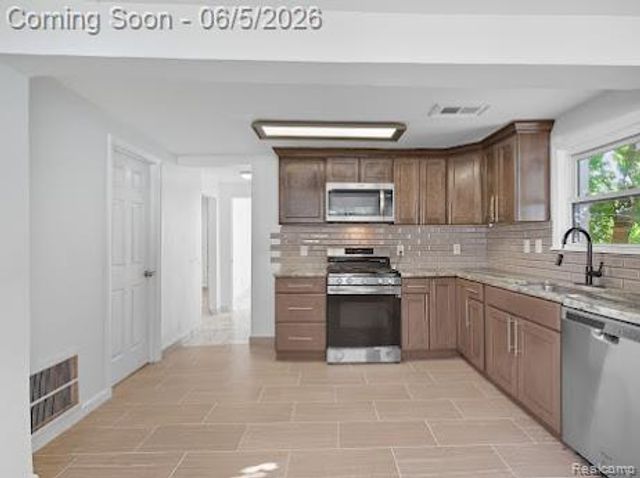 2075 Gulliver Drive, Troy, MI 48085
