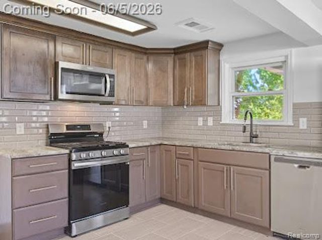 2075 Gulliver Drive, Troy, MI 48085