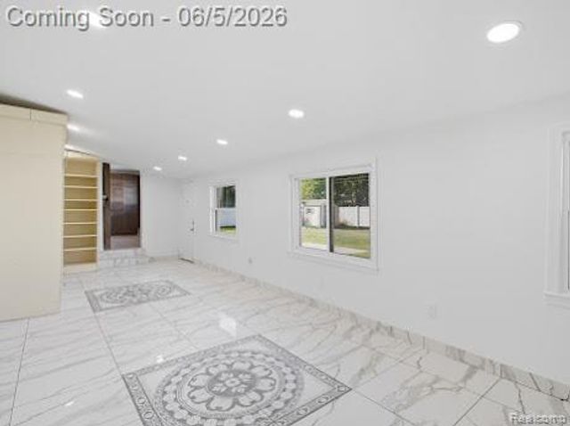 2075 Gulliver Drive, Troy, MI 48085