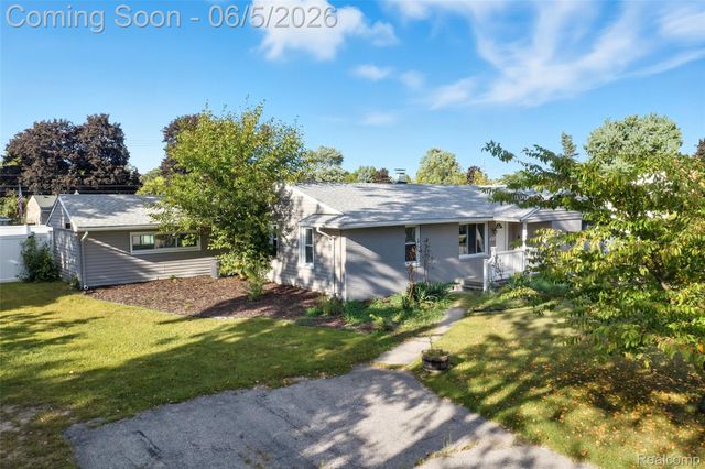 2075 Gulliver Drive, Troy, MI 48085