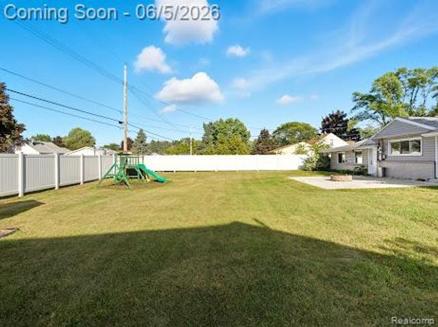 2075 Gulliver Drive, Troy, MI 48085