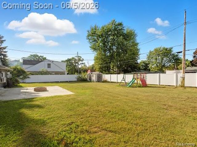 2075 Gulliver Drive, Troy, MI 48085