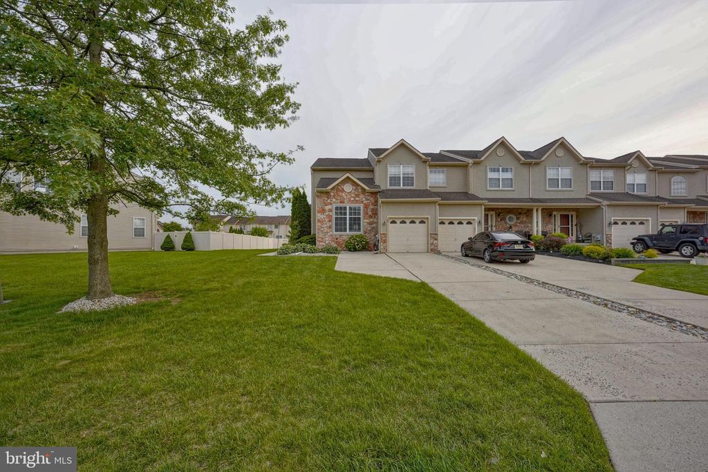 20 GLACIER DR, Berlin, NJ 08009