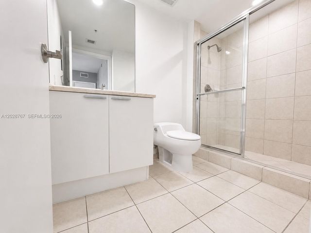 14951 Royal Oaks Lane 2002, North Miami, FL 33181