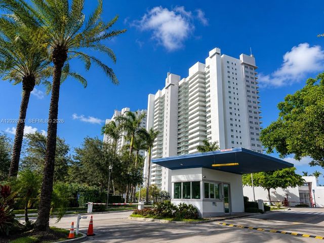 14951 Royal Oaks Lane 2002, North Miami, FL 33181