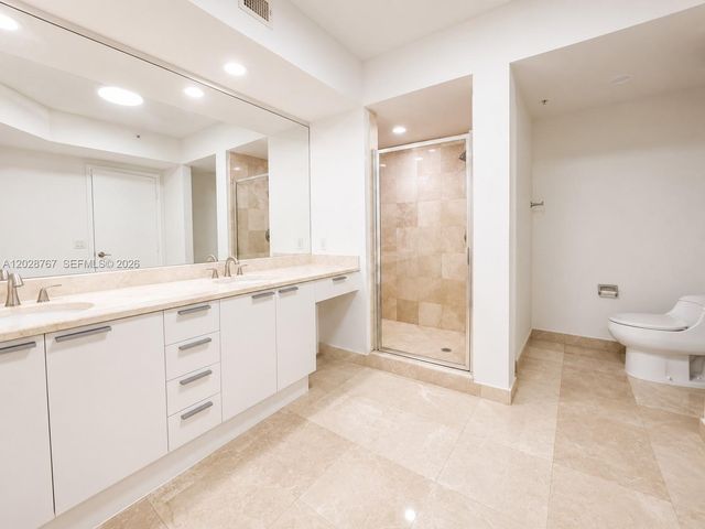 14951 Royal Oaks Lane 2002, North Miami, FL 33181