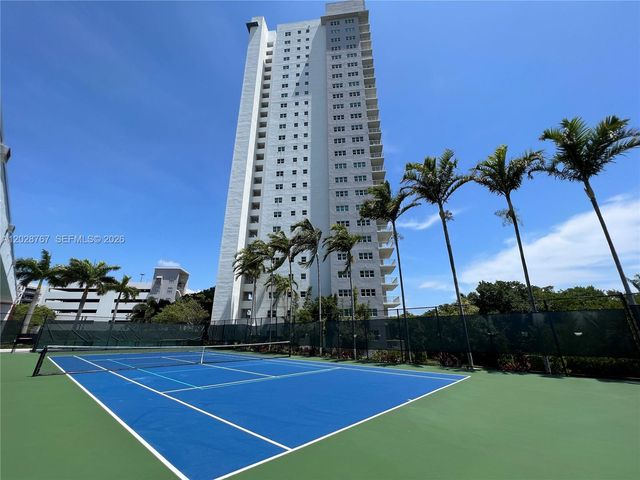 14951 Royal Oaks Lane 2002, North Miami, FL 33181