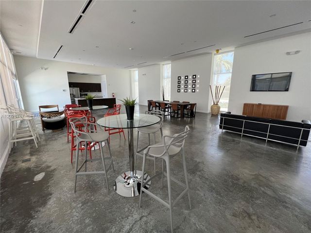 14951 Royal Oaks Lane 2002, North Miami, FL 33181