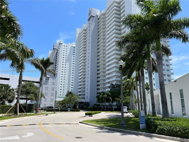 14951 Royal Oaks Lane 2002, North Miami, FL 33181
