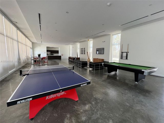 14951 Royal Oaks Lane 2002, North Miami, FL 33181