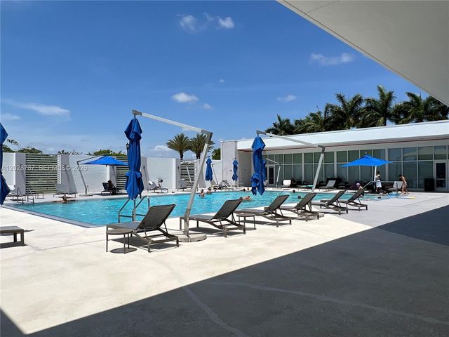 14951 Royal Oaks Lane 2002, North Miami, FL 33181