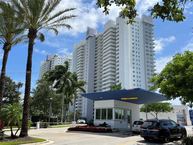 14951 Royal Oaks Lane 2002, North Miami, FL 33181
