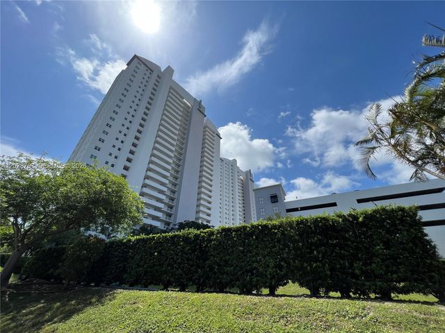 14951 Royal Oaks Lane 2002, North Miami, FL 33181
