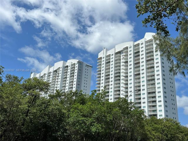 14951 Royal Oaks Lane 2002, North Miami, FL 33181