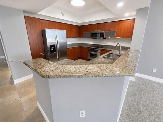 14951 Royal Oaks Lane 2002, North Miami, FL 33181