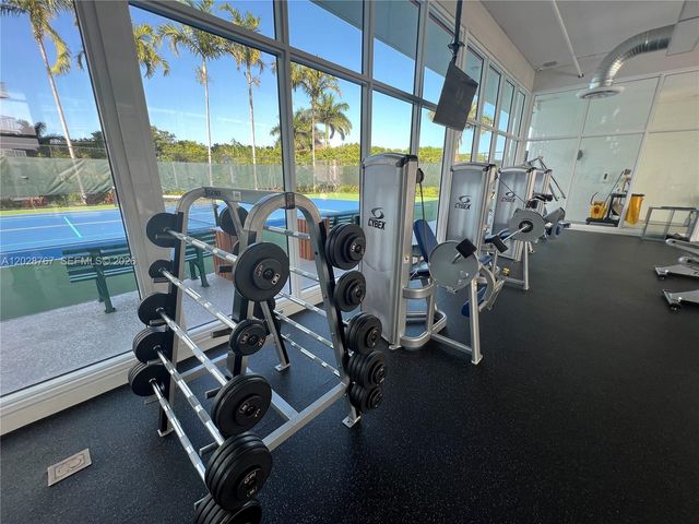 14951 Royal Oaks Lane 2002, North Miami, FL 33181