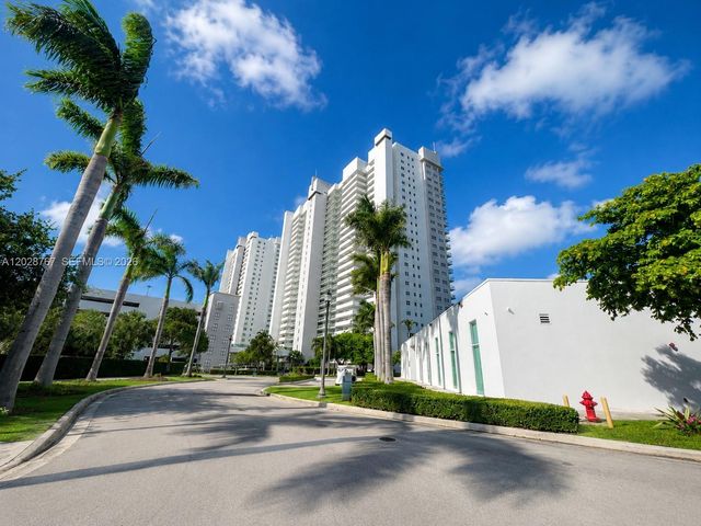 14951 Royal Oaks Lane 2002, North Miami, FL 33181
