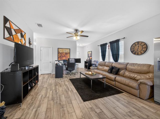 109 Rainey DR, Jarrell, TX 76537