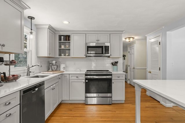 17 Sunrise Ave, Plymouth, MA 02360