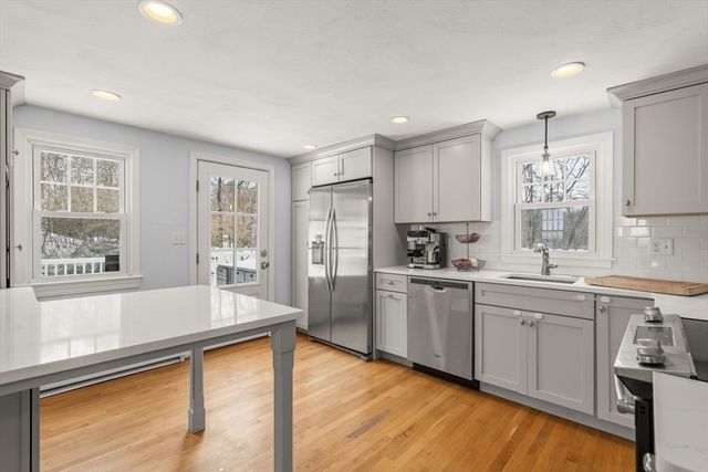 17 Sunrise Ave, Plymouth, MA 02360