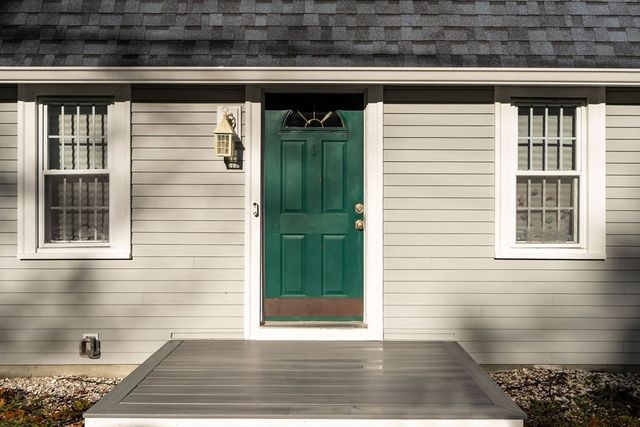 17 Sunrise Ave, Plymouth, MA 02360