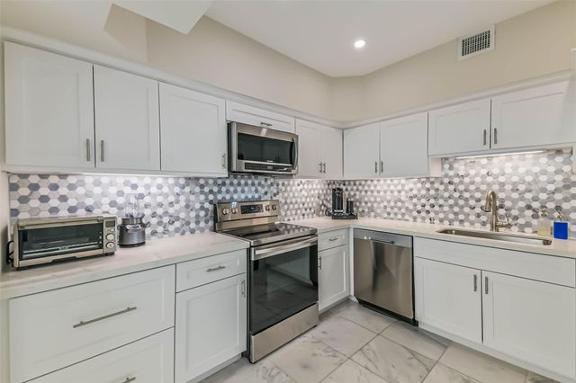 14 Greenway Plaza 15P, Houston, TX 77046