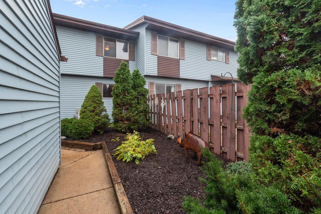 N114W16633 Royal COURT #4, Germantown, WI 53022