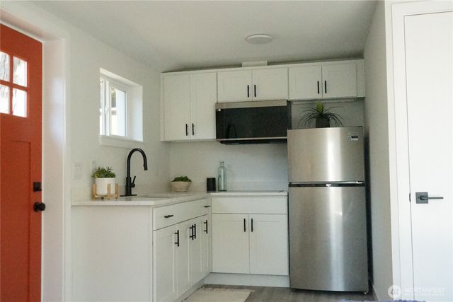 323 SW 108th Street, Seattle, WA 98146