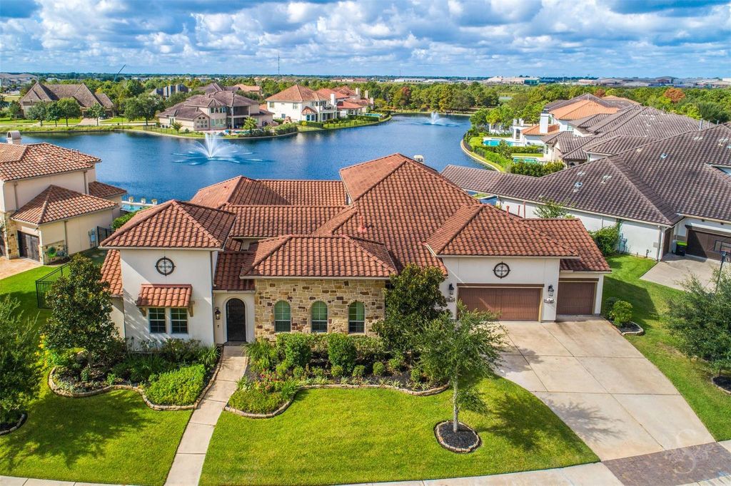 103 Walton Water Way Lane, Fulshear, TX 77441
