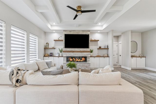 122 Kestrel Circle, Waterloo, IA 50701