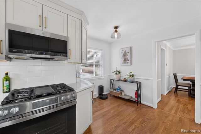 1803 Littlestone Road, Grosse Pointe Woods, MI 48236