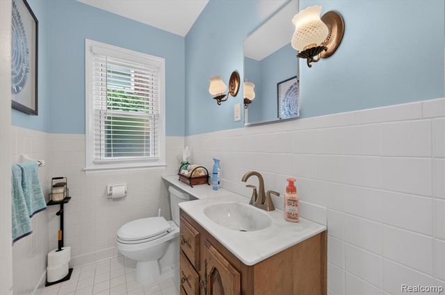 1803 Littlestone Road, Grosse Pointe Woods, MI 48236
