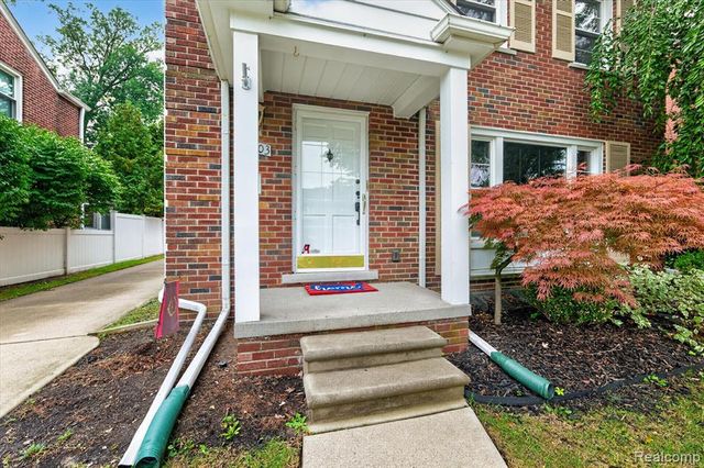 1803 Littlestone Road, Grosse Pointe Woods, MI 48236