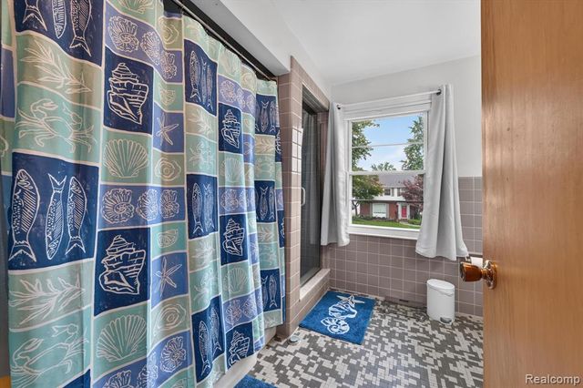 1803 Littlestone Road, Grosse Pointe Woods, MI 48236