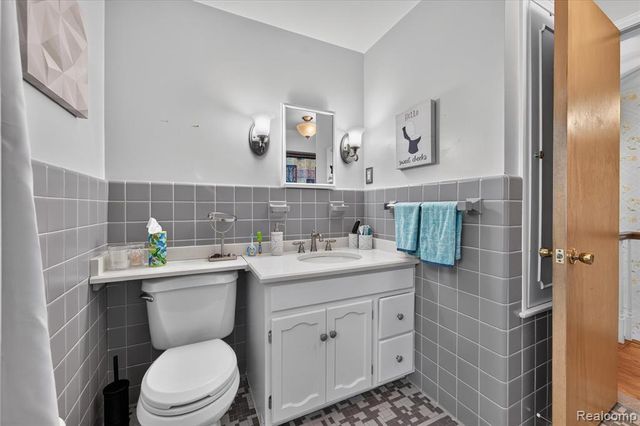 1803 Littlestone Road, Grosse Pointe Woods, MI 48236