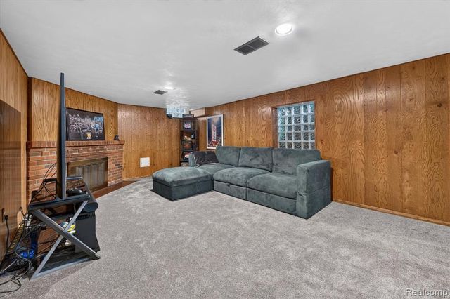 1803 Littlestone Road, Grosse Pointe Woods, MI 48236