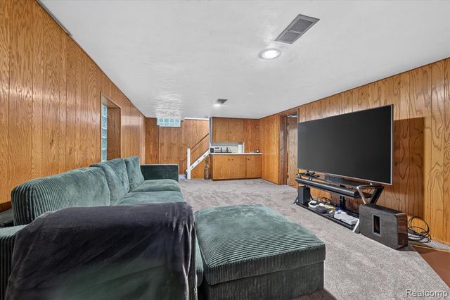 1803 Littlestone Road, Grosse Pointe Woods, MI 48236