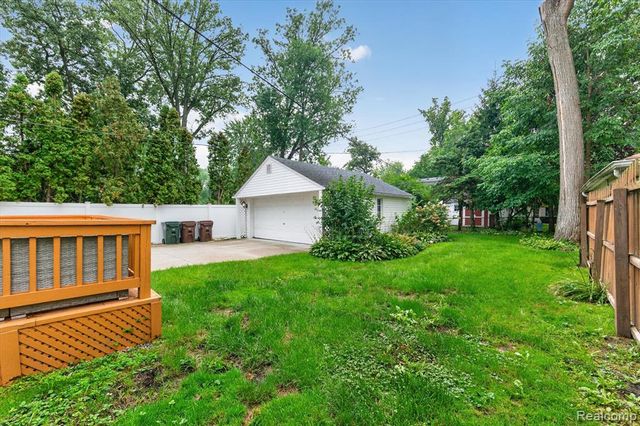 1803 Littlestone Road, Grosse Pointe Woods, MI 48236